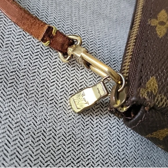 Louis Vutton Monogram Pochette Bag - Picture 8 of 8
